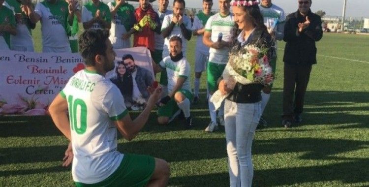 Futbolcudan kız arkadaşına sahada sürpriz evlenme teklifi