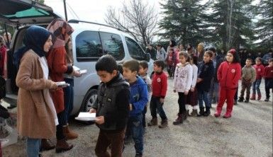 Üniversiteliler topladıkları kitapları köy okuluna bağışladı