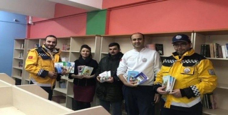 Turgutlu’da 112 sağlık personelinden kitap bağışı