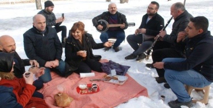 Kar üstüne örtü serip piknik yaptılar