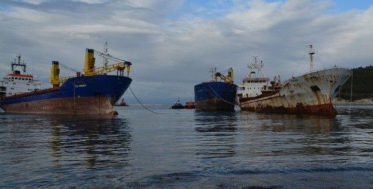 İzmir’in ’hayalet gemileri’ ekonomiye katkı sağlıyor