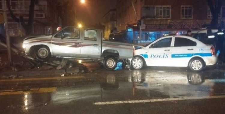 Başkent’te hırsız polis kovalamacası kaza ile bitti