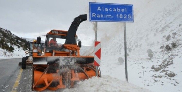 1825 metre rakımlı Alacabel’de karla mücadele çalışmaları sürüyor