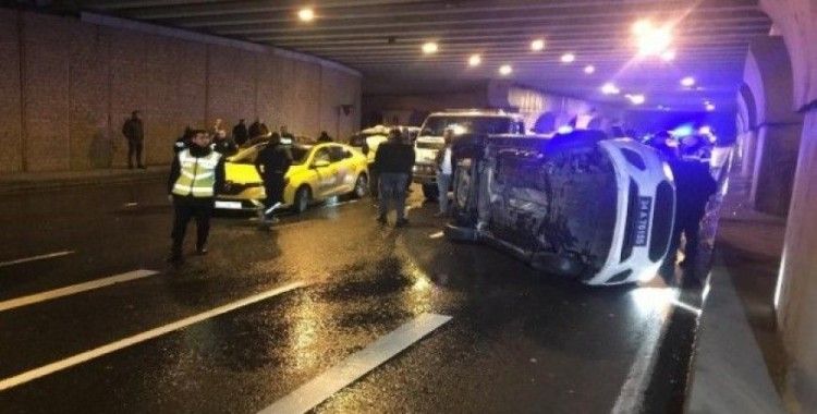 ‘Dur’ ihtarına uymayan sürücüyü kovalayan polis aracı kaza yaptı