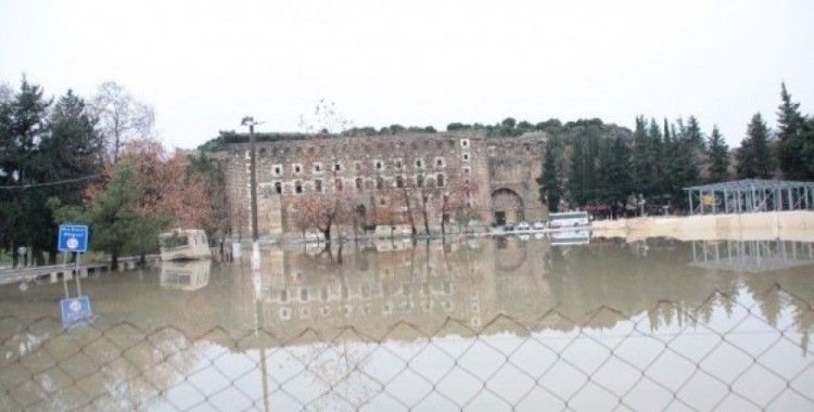Antalya’da yağmur seralara ve ekili alanlara zarar verdi