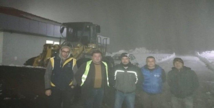 Karda mahsur kalan beş kişiyi Büyükşehir ekipleri kurtardı