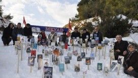 Mersin Yazarlar Derneği, kar üstünde kitap sergisi açtı