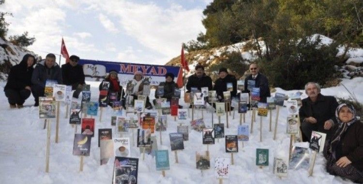 Mersin Yazarlar Derneği, kar üstünde kitap sergisi açtı