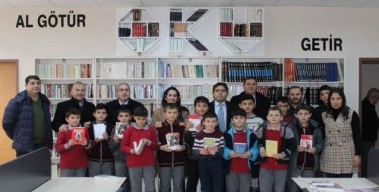 Şuhut Kaymakamlığı’ndan okullara 5 bin kitap desteği