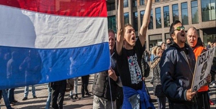 Hollanda’da cami önünde İslamofobik protesto