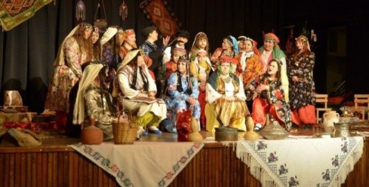 Anneler, ’Türkmen Kınası’ oyununu sahneledi