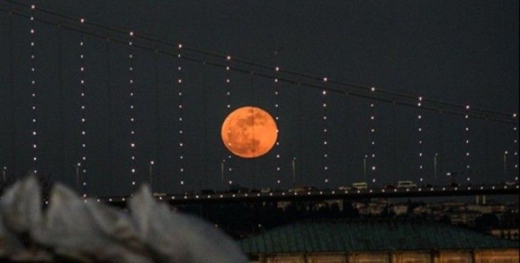 Kanlı ay tutulması İstanbul’da kısmen görüldü