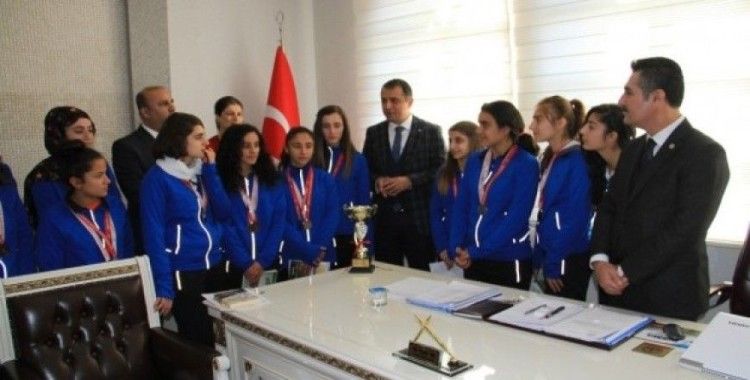 Bismil Fatih Anadolu Lisesi Kız Futbol Takımı şampiyon oldu