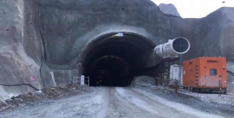 Yusufeli’de tünel çalışmasında üzerine kaya düşen 2 işçi yaralandı