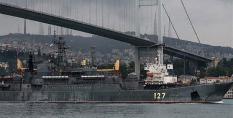 Rus savaş gemisi İstanbul Boğazı'ndan geçti	
