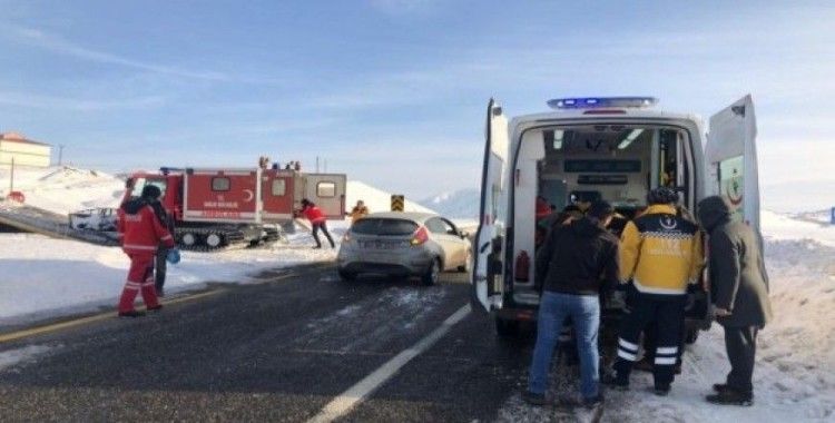 Karlı yollar paletli ambulansla aşılarak Emine nine kurtarıldı