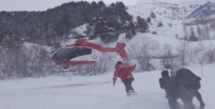Ambulans helikopter karlı bölgedeki hasta için havalandı