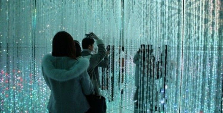 Tokyo'daki dijital sanat müzesinde görsel şölen