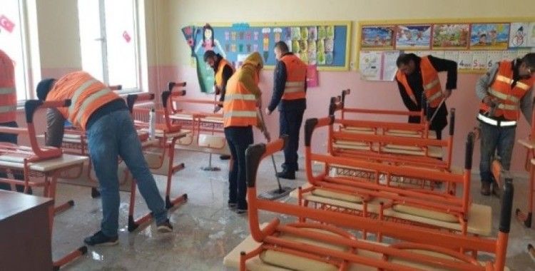 Okullar mahkumlar tarafından boyandı