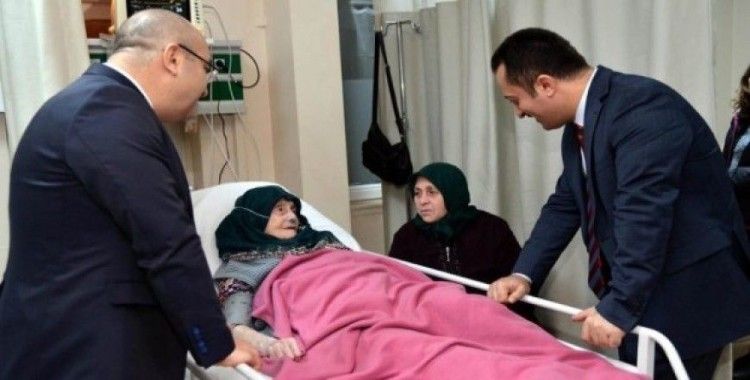 Vali Şentürk’ten hastalara moral ziyareti
