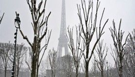 Eyfel Kulesi kar nedeniyle ziyaretçilere kapatıldı