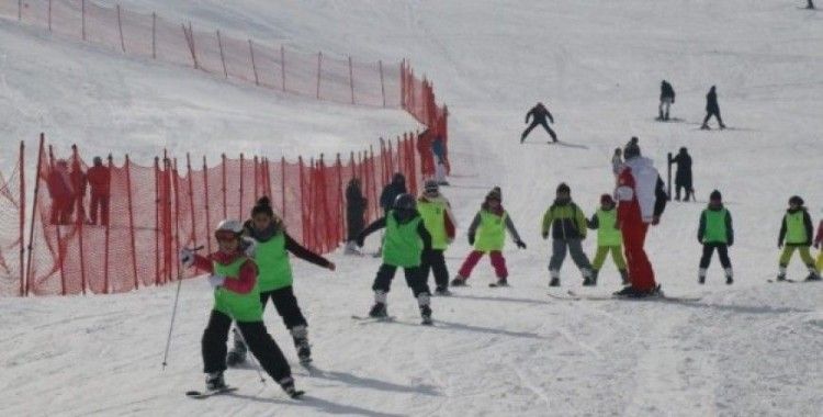 Öğrenciler karne hediyelerini kayak öğrenerek geçiriyor
