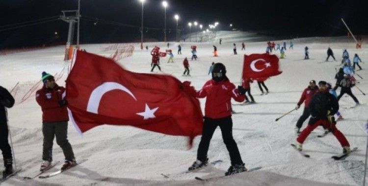 Işıklı snowboardları ile 100 yıla renk kattılar