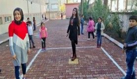 Üniversiteli öğrencilerden minikler için eğitici proje uygulaması