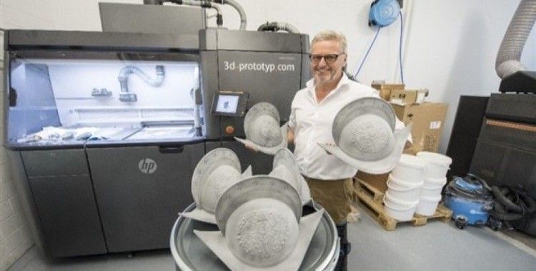 Vatikan muhafızlarına 3D yazıcı ile plastik başlık üretiliyor