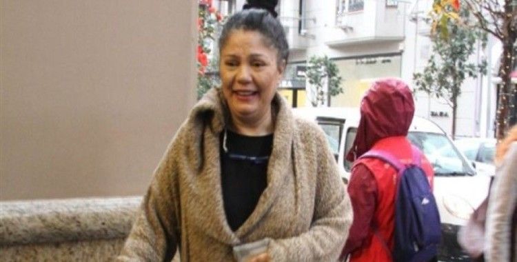 İzel makyajsız haliyle Nişantaşı sokaklarında