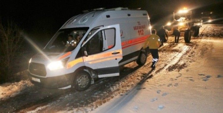 Kardan yolu kapanan köyde hasta kurtarma operasyonu