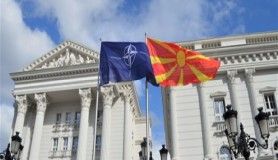 Makedonya'da NATO bayrağı göndere çekildi