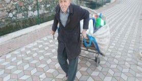 75 yaşındaki dede geçimini plastik toplayarak sağlıyor