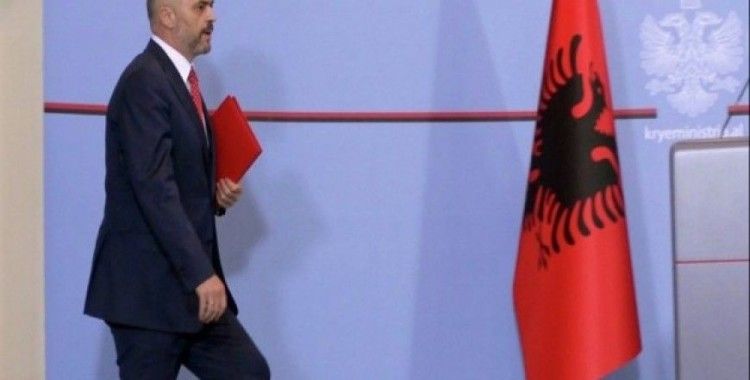Arnavutluk Başbakanı Rama'ya mürekkep fırlatıldı