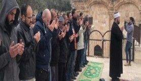 Filistinliler İsrail barikatlarını yıkarak Mescidi Aksa'ya girdi
