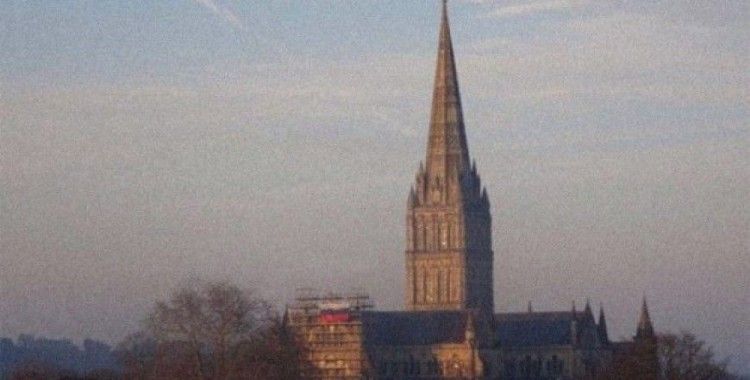 İngiltere'nin en eski katedraline Rus bayrağı asıldı, siyasi kriz çıktı