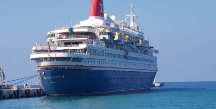 Türkiye’ye gelen yılın ilk turist gemisi Kuşadası Limanı’na yanaştı