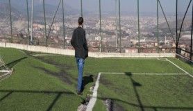 Toprak kayması halı sahada çökme meydana getirdi