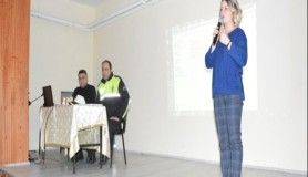 Niksar'da polis öğrencilere internet bağımlığını anlattı
