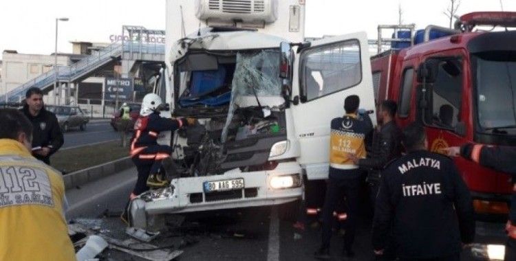 Malatya’da tır kamyonla çarpıştı: 1 yaralı