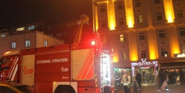Fatih’te 7 katlı otelde yangın paniği