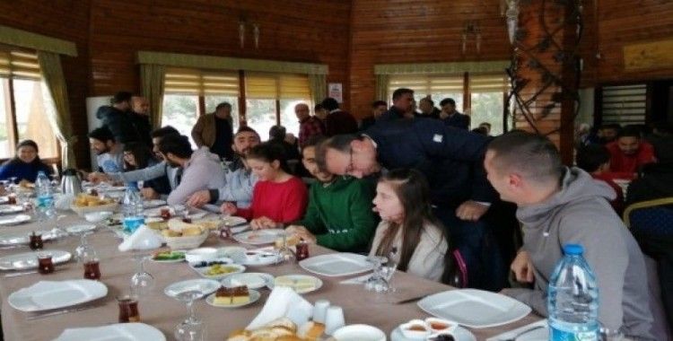 Seçen, Nevşehir Belediyespor futbolcuları için verilen kahvaltıya katıldı