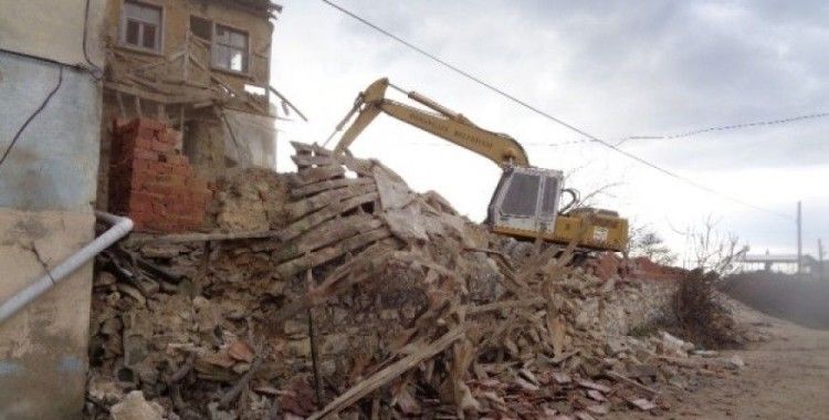 Köylerde metruk binalar tek tek yıkılıyor
