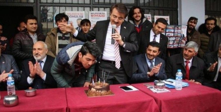 Milletvekili Aydemir, seçim çalışmasında yaş günü kutladı