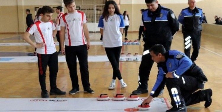 Polis engelli çocuklarla "floor curling" oynadı