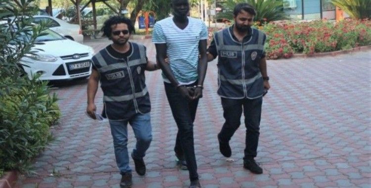 Kemer’de alkol alıp 3 kişiyi yaralayan Sudanlı saldırgan, taciz iddialarından beraat etti