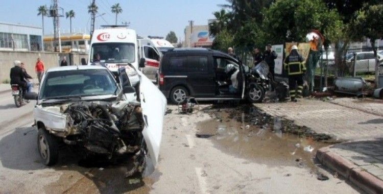 Adana’da otomobil ile hafif ticari araç kafa kafaya çarpıştı: 3 yaralı