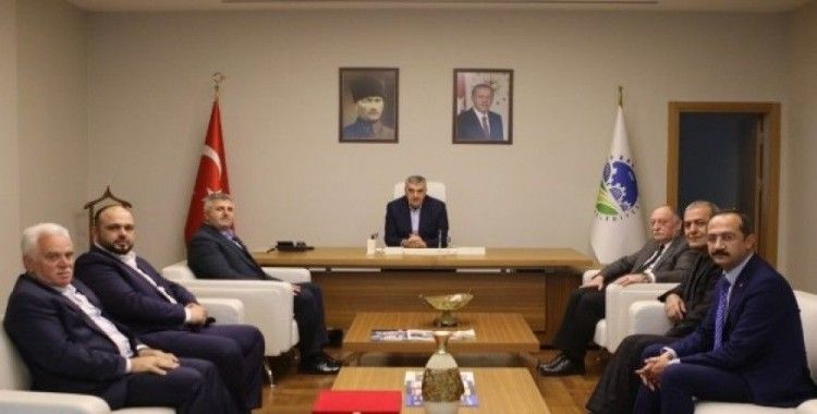 Başkan Toçoğlu Akyazı Ticaret ve Sanayi Odası üyeleri ile 3. OSB Yönetimini makamında ağırladı