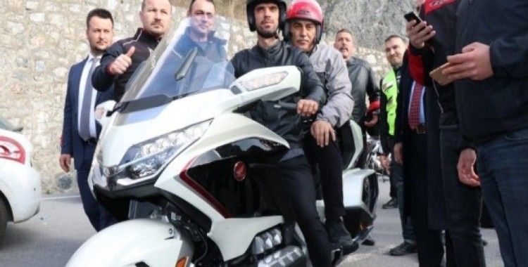 Kenan Sofuoğlu belediye başkan adayıyla motosiklete bindi