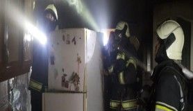 Buzdolabından çıkan yangında ev sahibi dumandan etkilendi